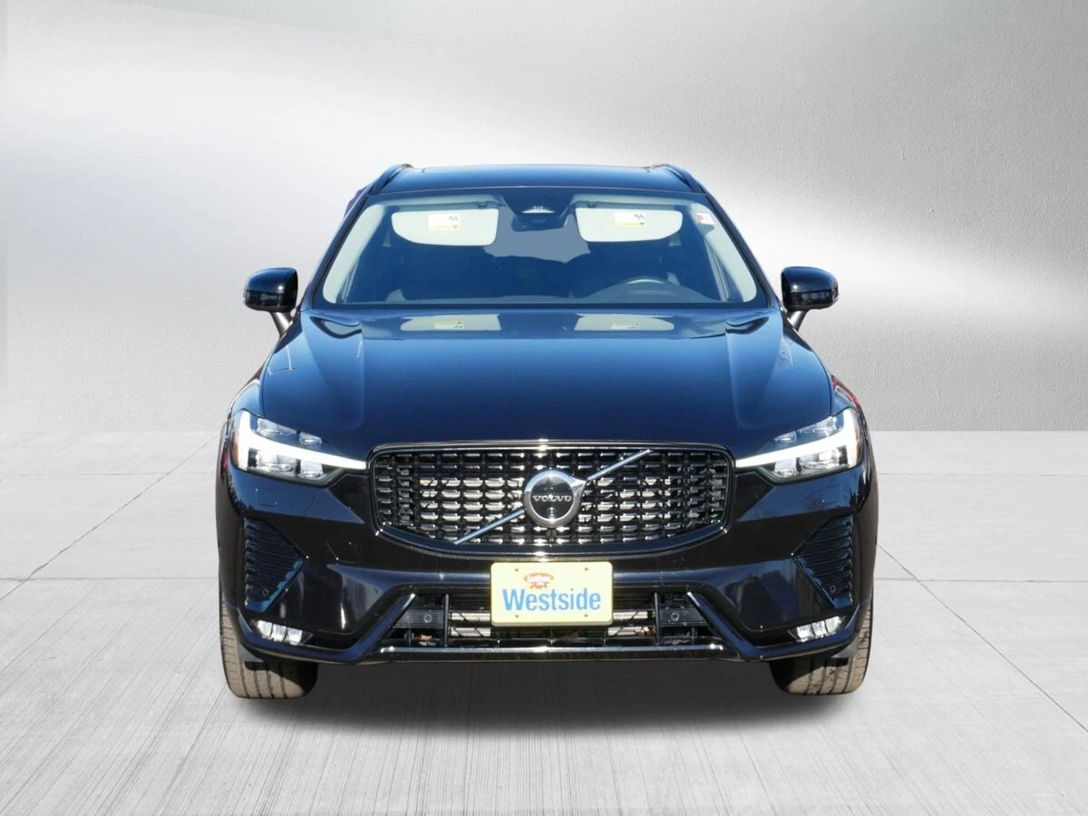 2025 Volvo - image 2