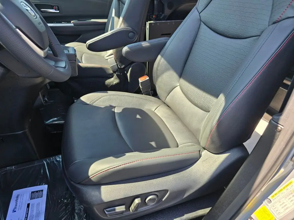2025 Toyota Sienna XSE photo 23