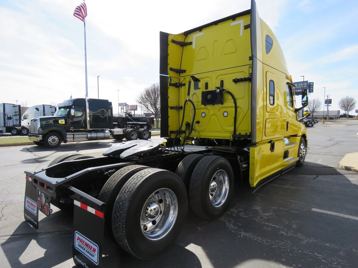 2022 Freightliner Cascadia - image 7