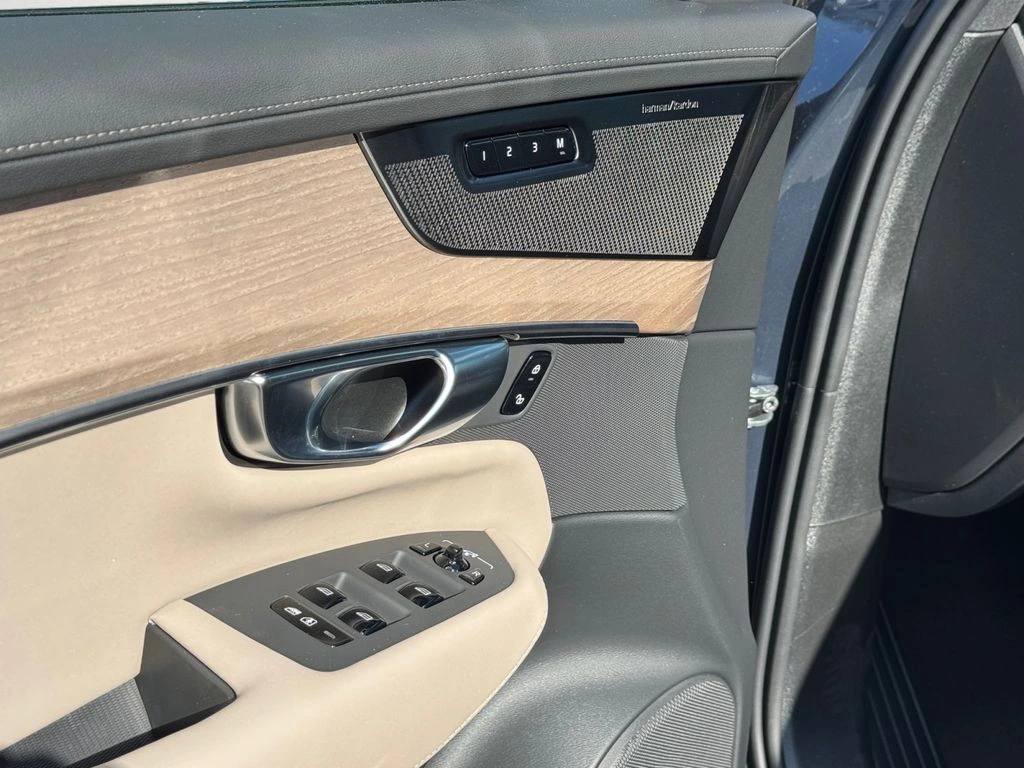 2026 Volvo - image 13