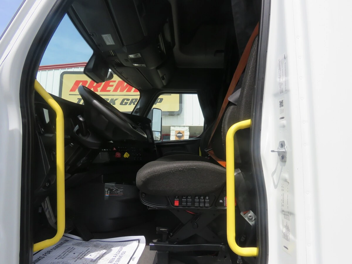 2024 Freightliner Cascadia - image 13