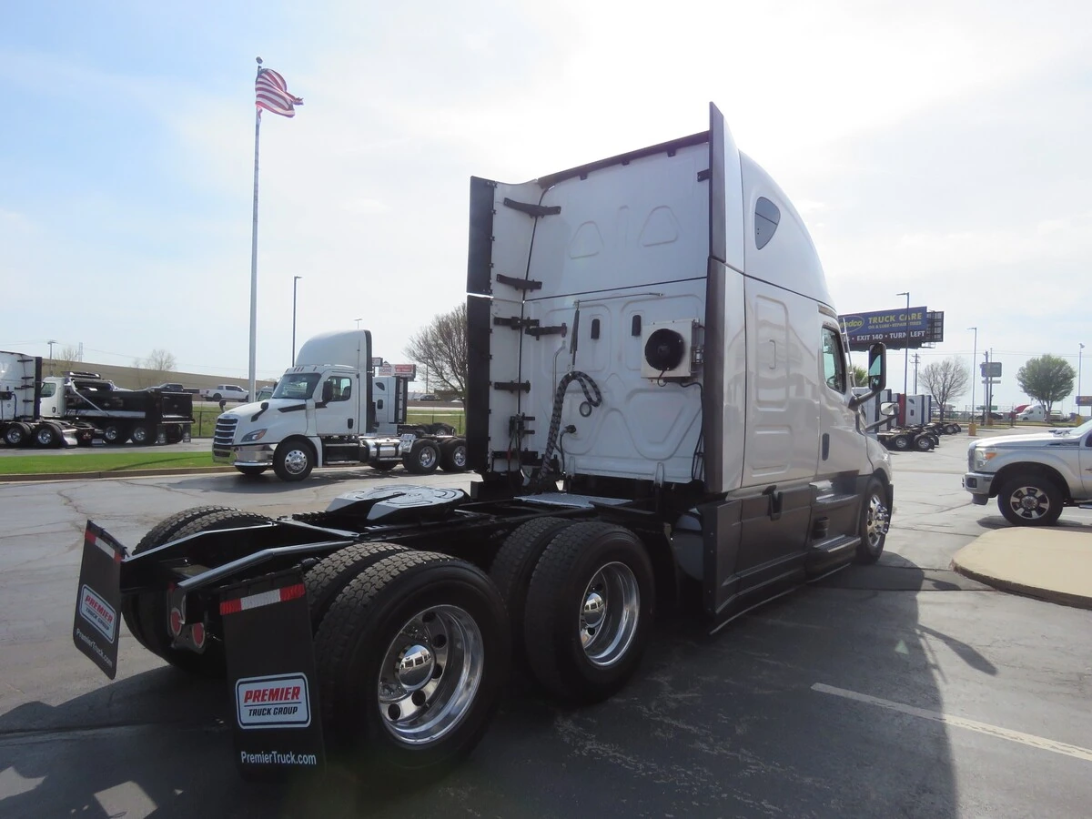 2023 Freightliner Cascadia - image 7