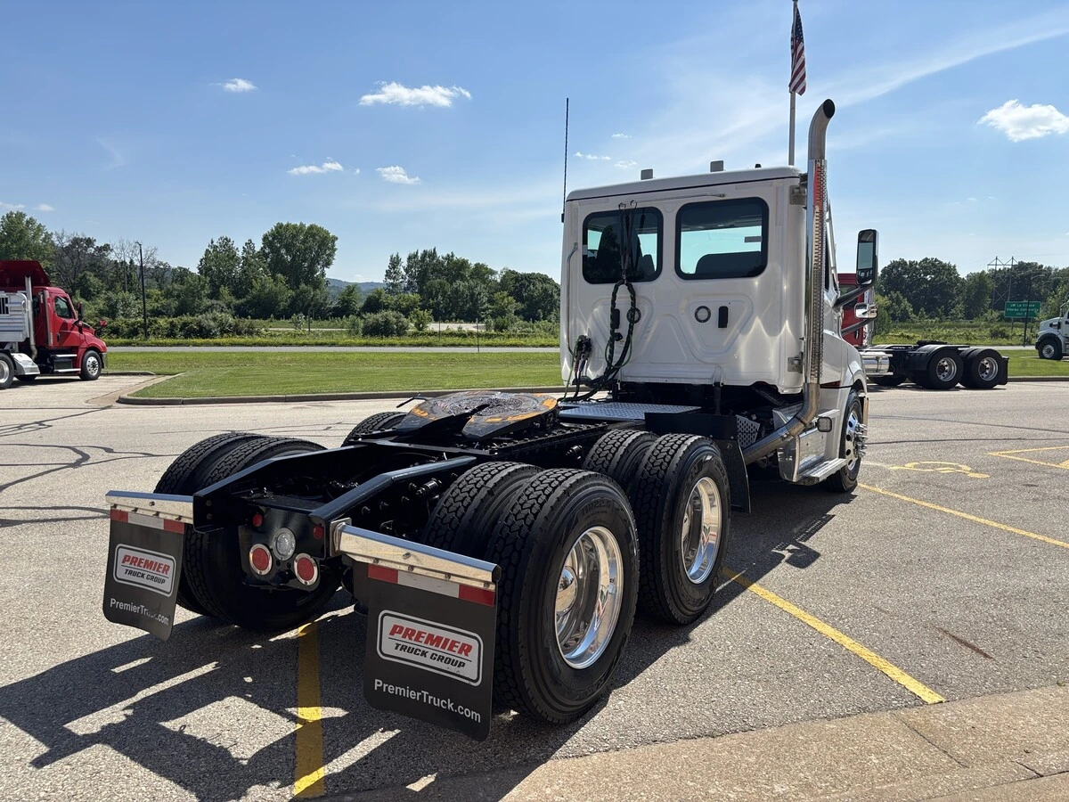 2025 Freightliner Cascadia — photo 5