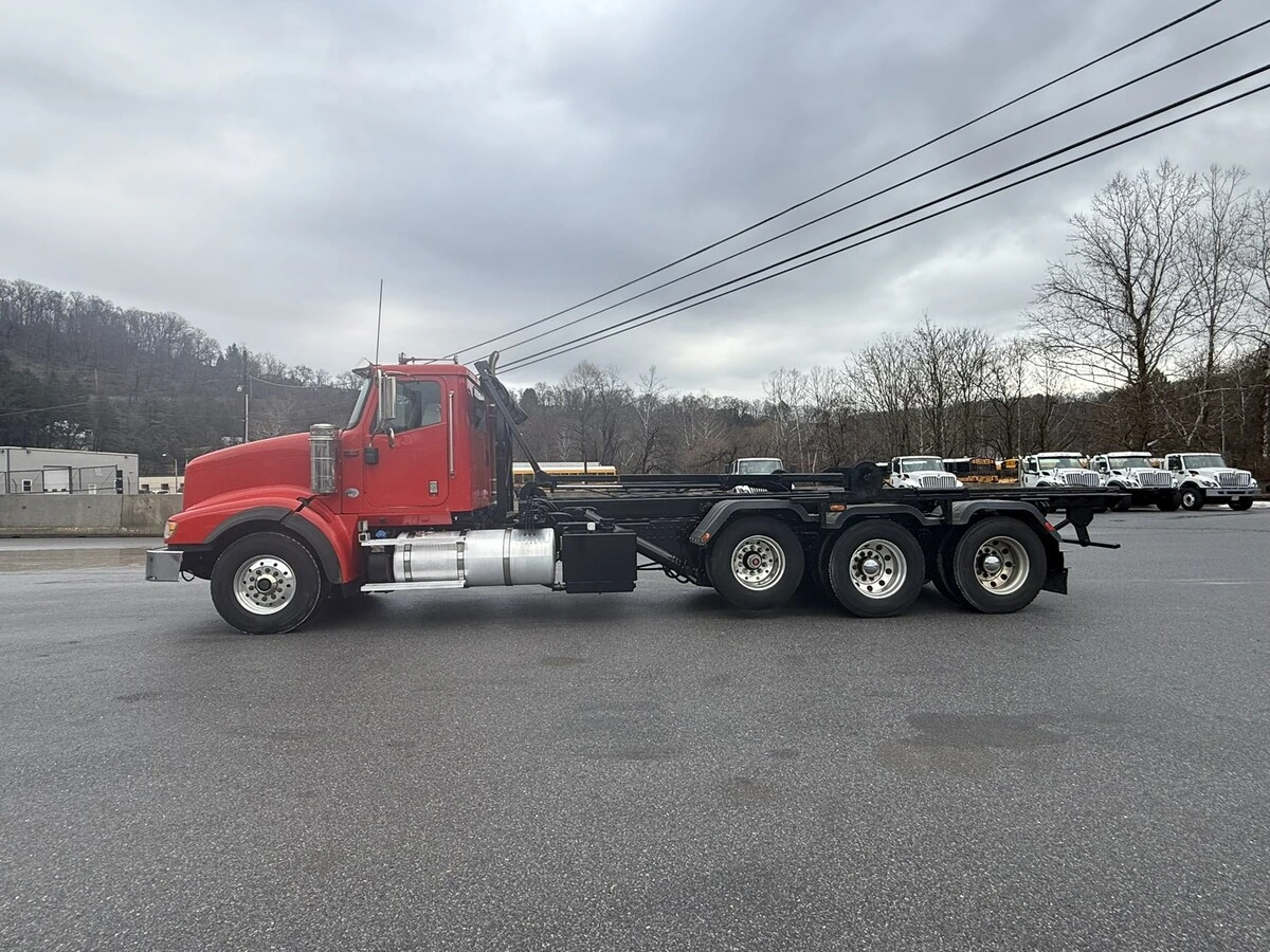 2016 International - image 13