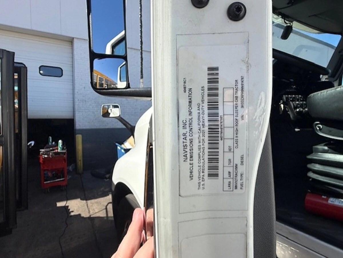 2022 International LT - image 3