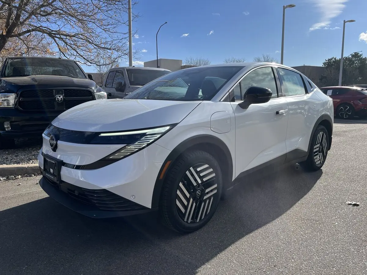 2026 Nissan Leaf SV photo 4