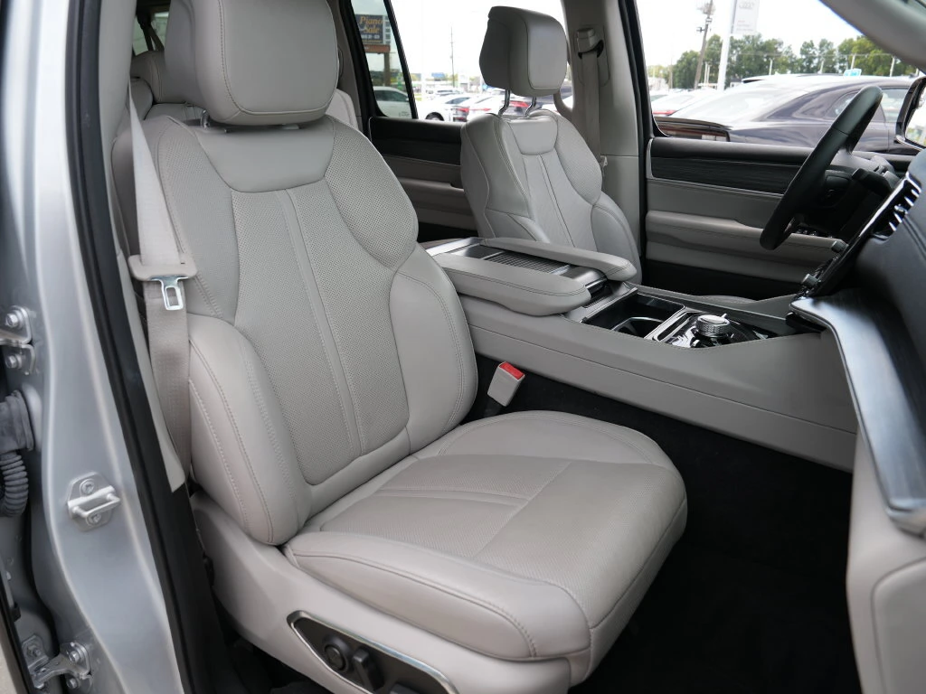 2023 Jeep Wagoneer L Series III - Photo 17