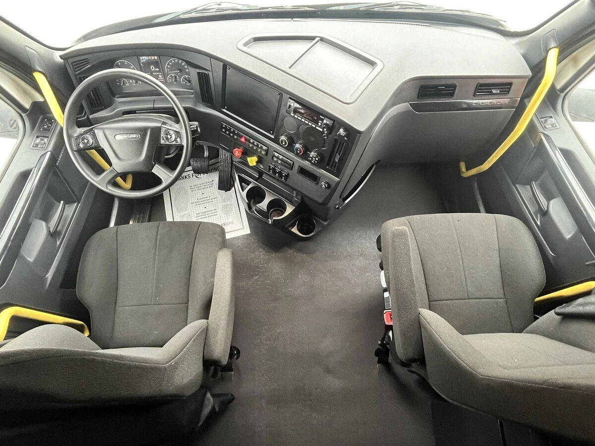 2021 Freightliner Cascadia - image 13