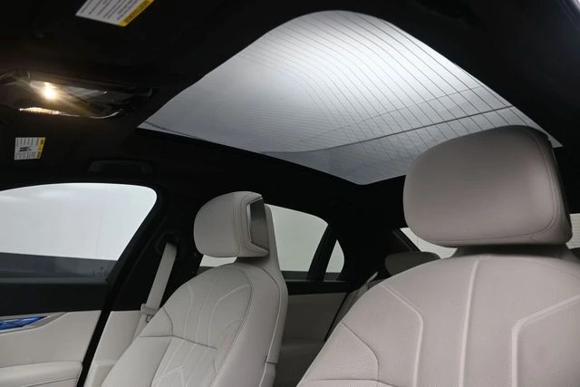 2025 BMW 7 Series 760i - Photo 23