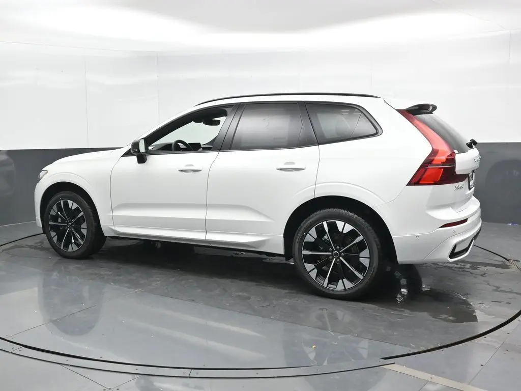 2026 Volvo - image 7