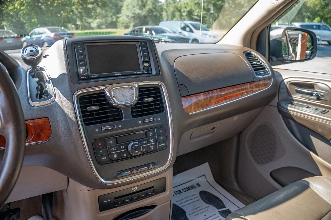 2015 Chrysler Town & Country Limited Platinum - Photo 22