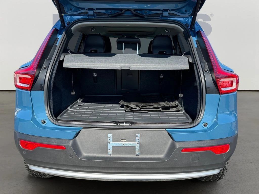 2025 Volvo - image 11