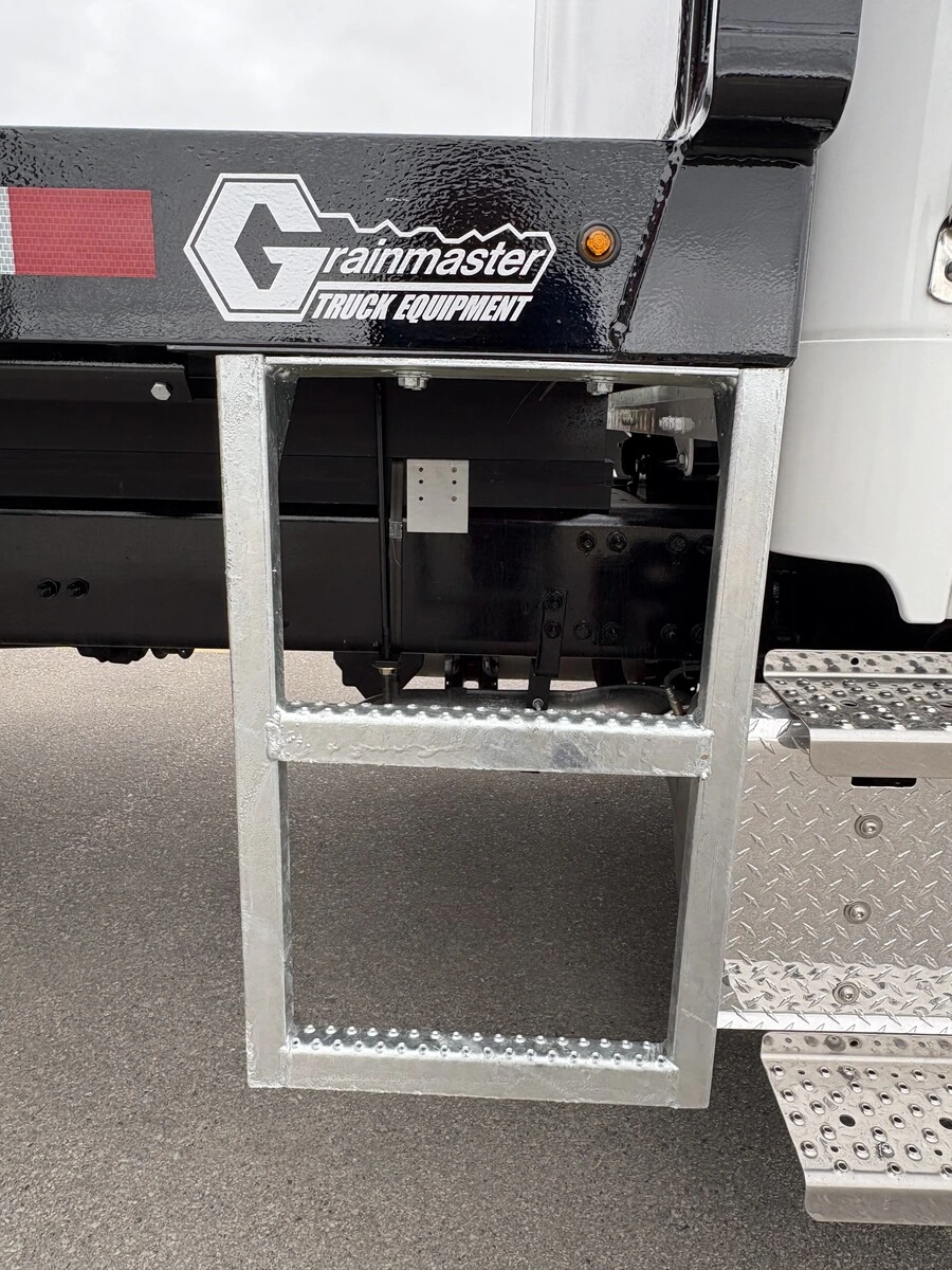 2027 Freightliner M2 106 — photo 4
