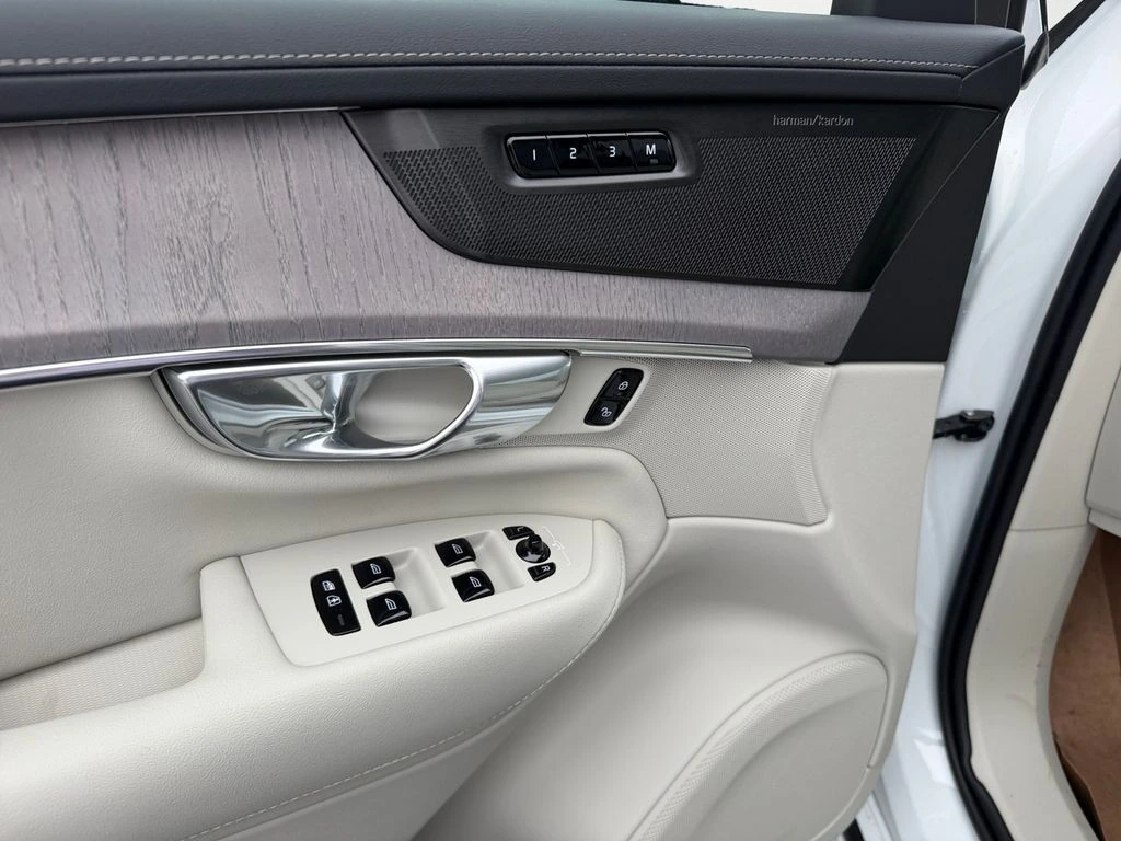 2026 Volvo - image 13