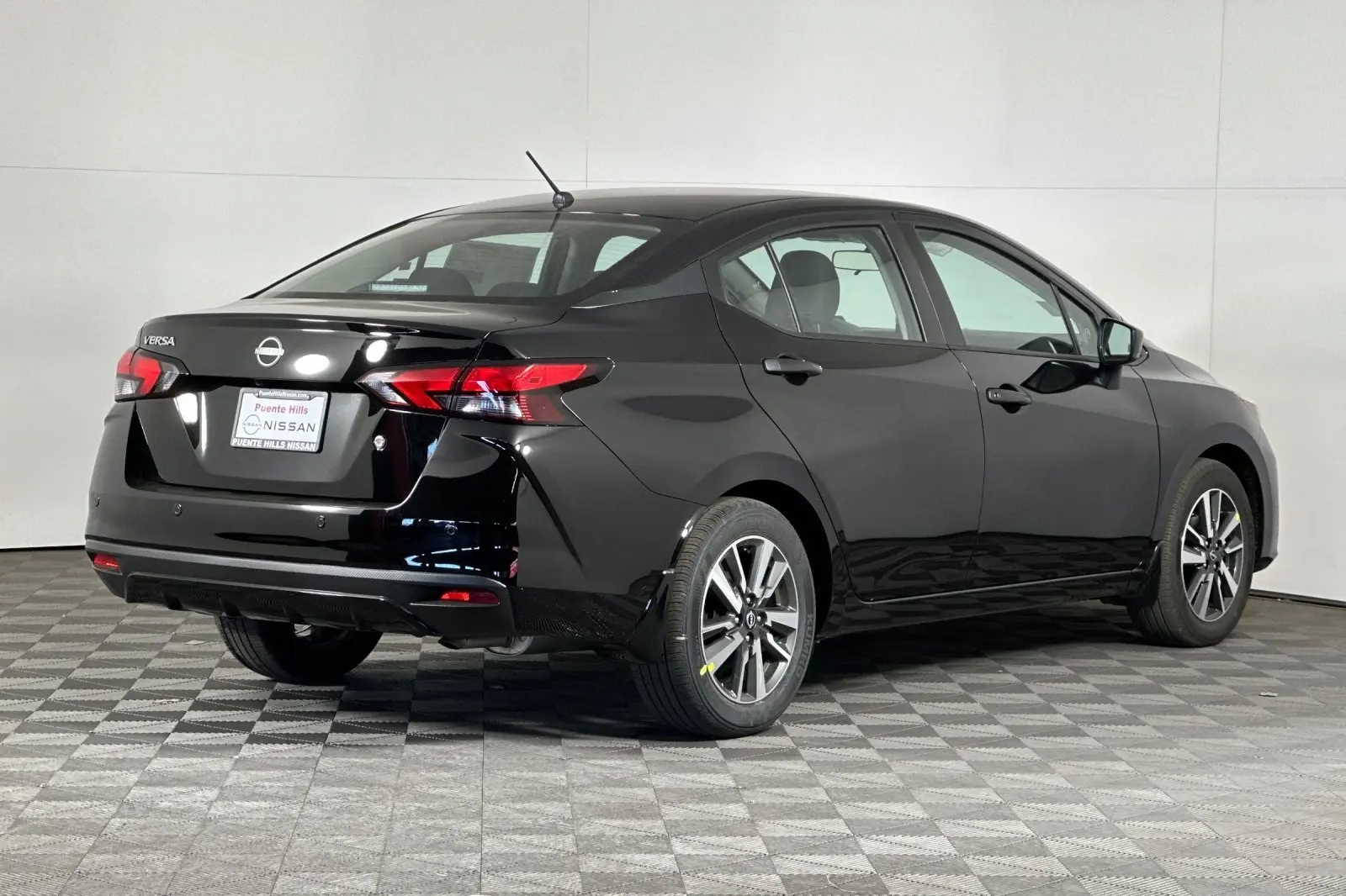 2025 Nissan Versa 1.6 S photo 3