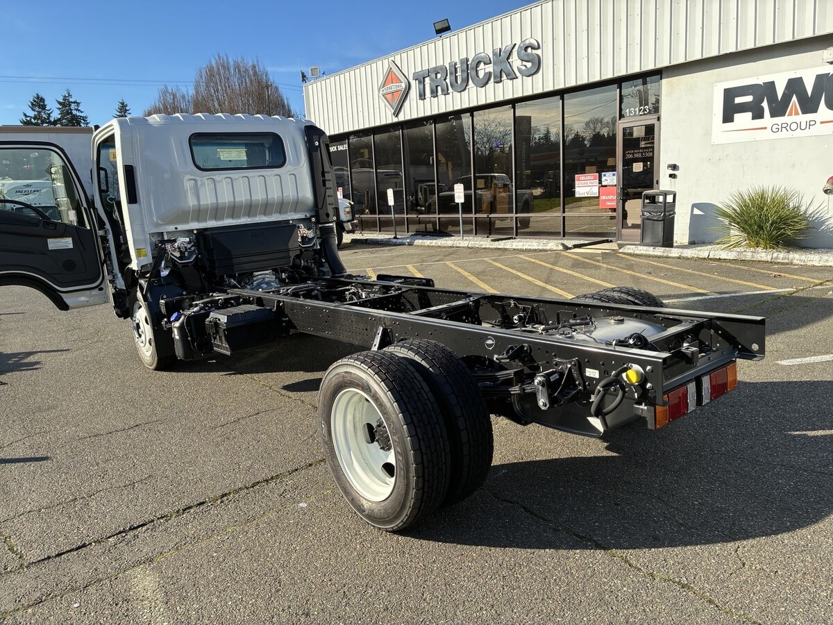 2026 Isuzu NRR in Mount Vernon, WA — photo 5