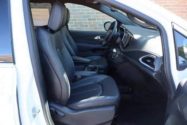 2026 Chrysler Pacifica photo 54