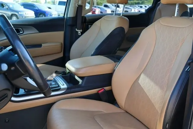 2024 Kia Carnival LX photo 10
