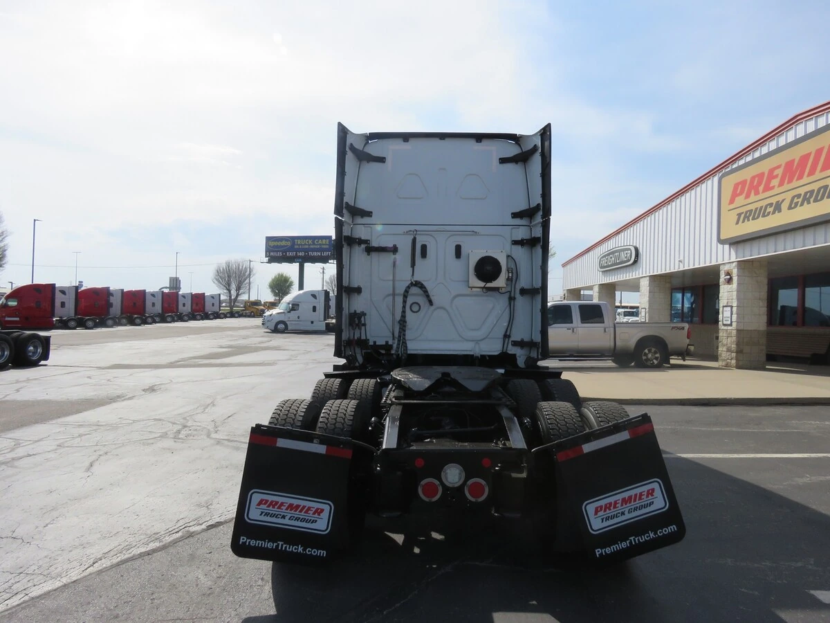 2023 Freightliner Cascadia - image 5