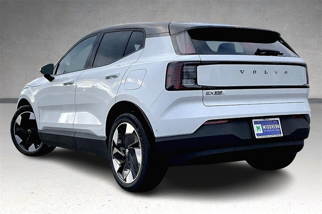 2026 Volvo - image 3