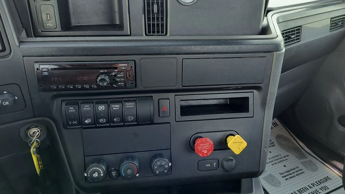 2019 International LT in Marshfield, WI — photo 7