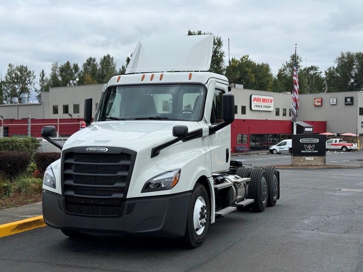 2027 Freightliner Cascadia — photo 2
