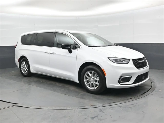 2026 Chrysler Pacifica Select's photo