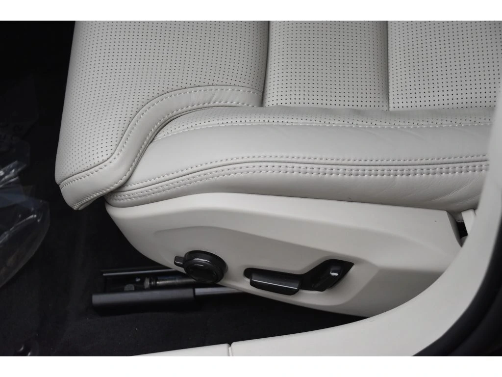 2025 Volvo - image 34