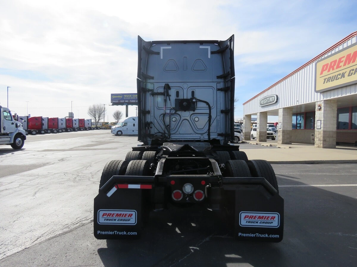 2023 Freightliner Cascadia - image 5