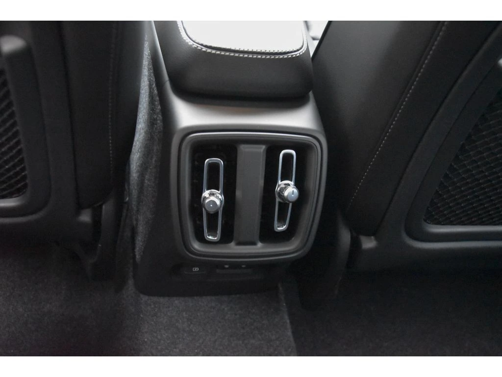 2026 Volvo - image 15