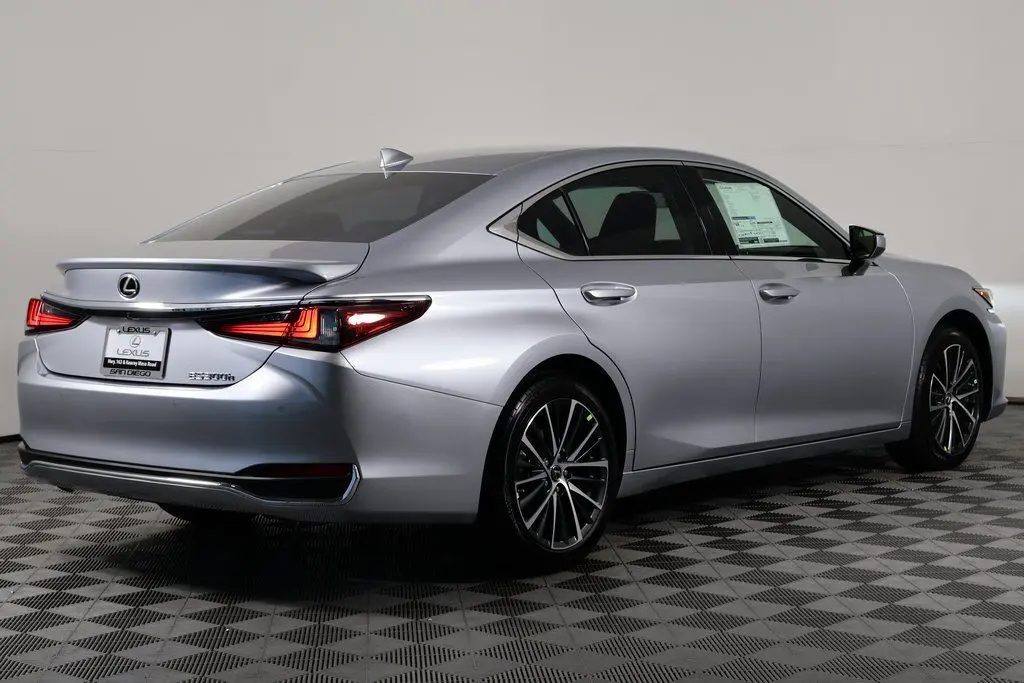 2025 Lexus ES 300h photo 2