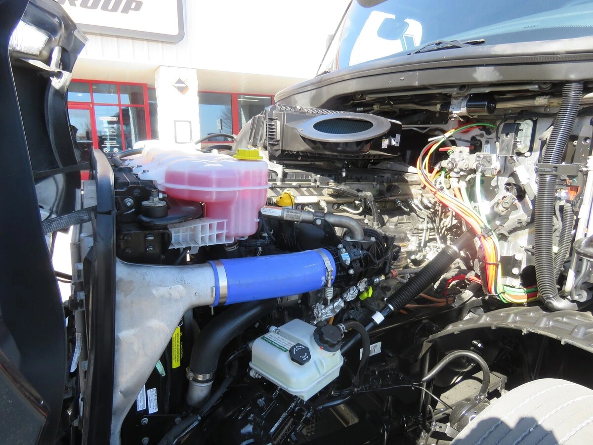 2022 Freightliner Cascadia - image 12