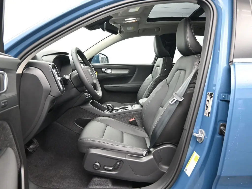 2025 Volvo - image 21