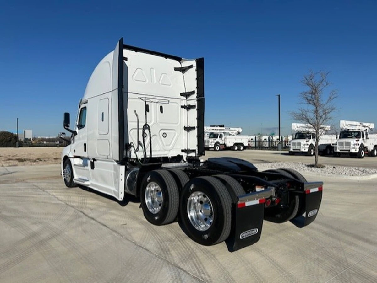 2024 Freightliner Cascadia - image 3