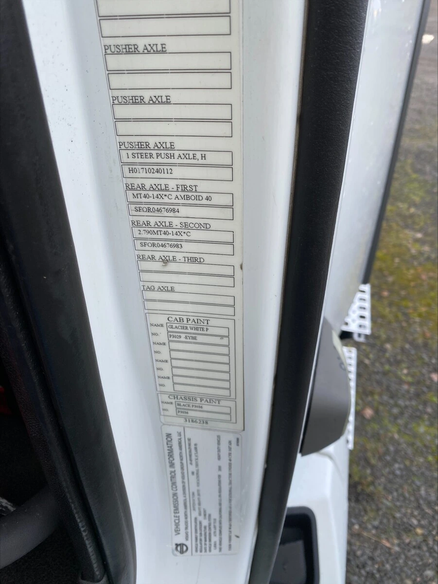 2018 Volvo VNL 860 - image 11