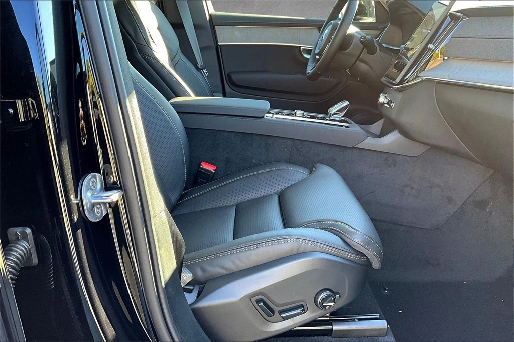 2026 Volvo - image 10