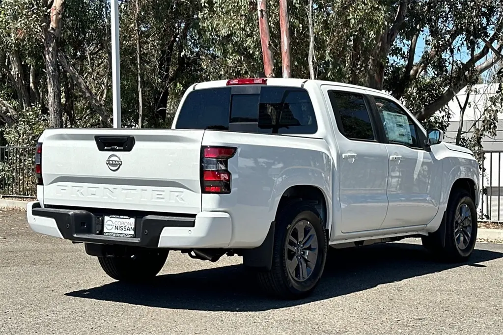 2025 Nissan Frontier SV photo 4