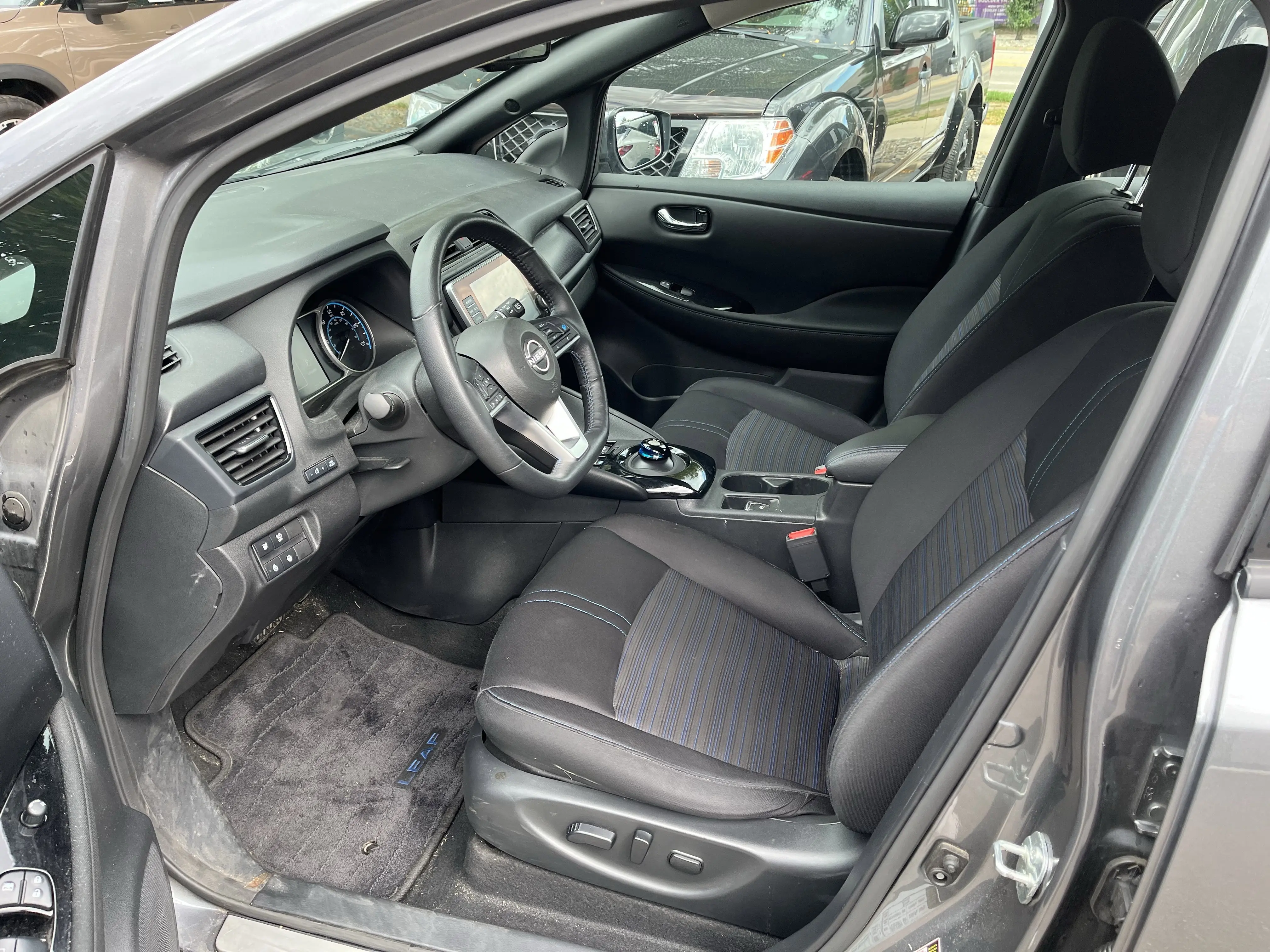 2024 Nissan Leaf SV photo 6