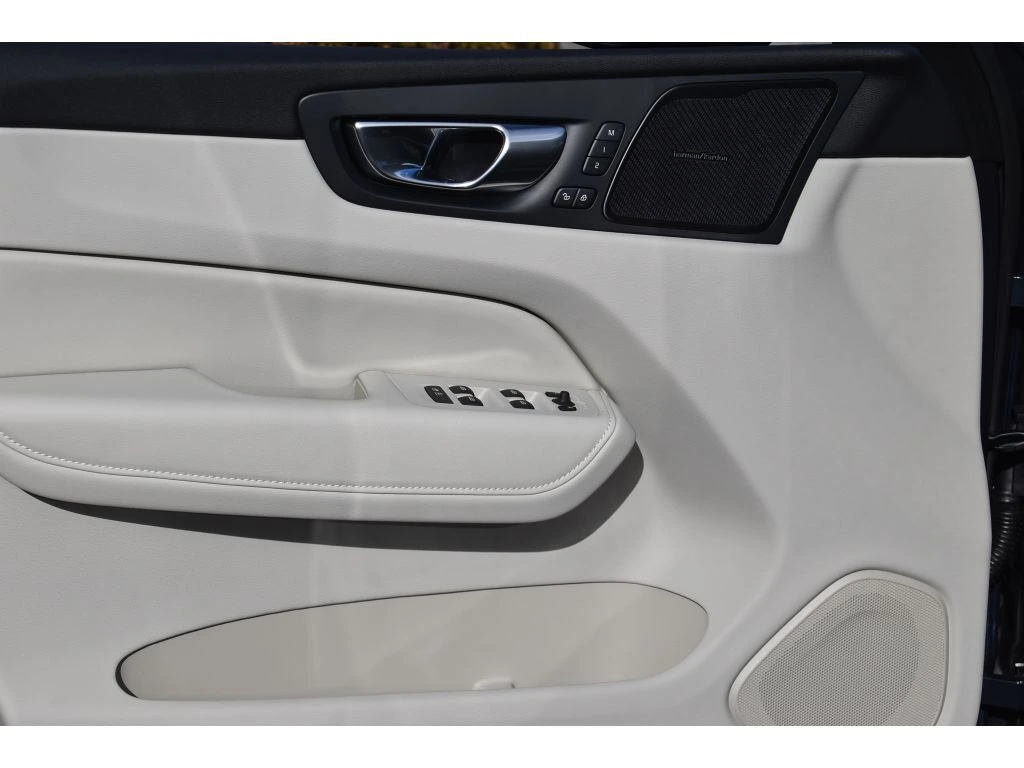 2026 Volvo - image 25