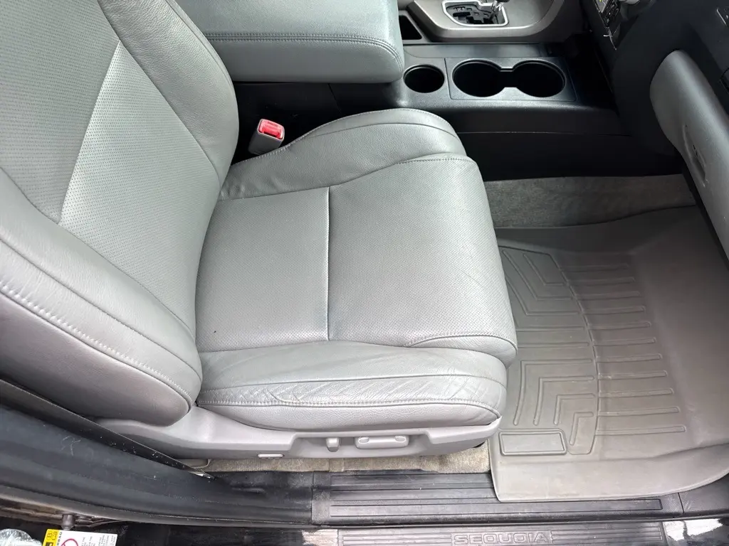 2010 Toyota Sequoia Platinum photo 4