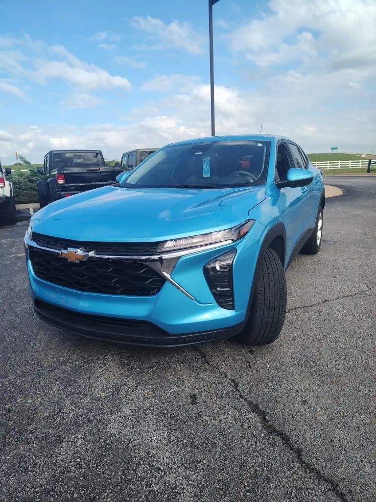 2025 Chevrolet Trax LS photo 3