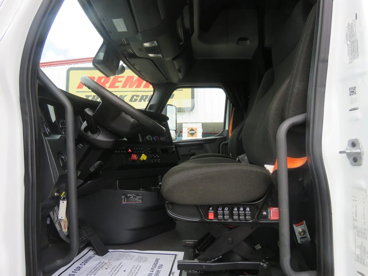 2023 Freightliner Cascadia - image 13