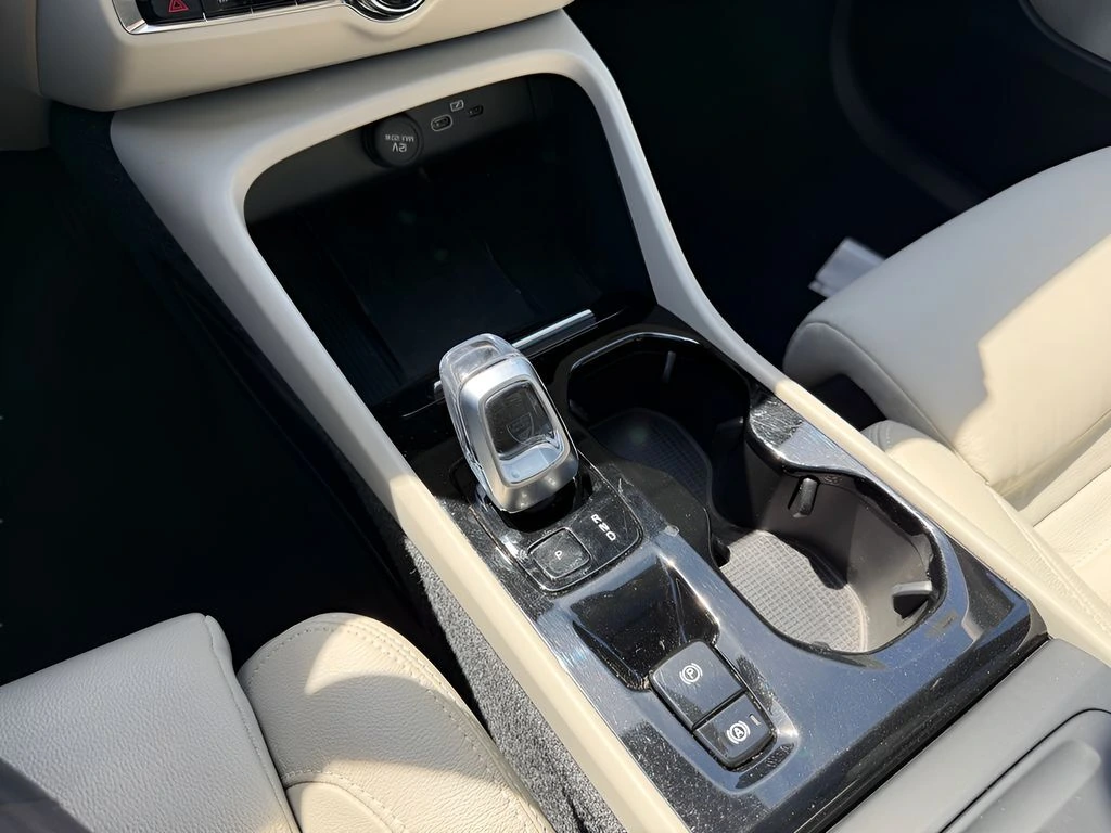 2023 Volvo - image 15