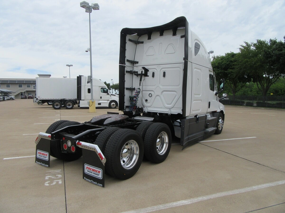 2025 Freightliner Cascadia — photo 4