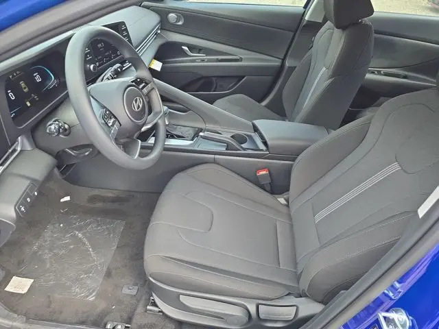 2025 Hyundai Elantra SE photo 4