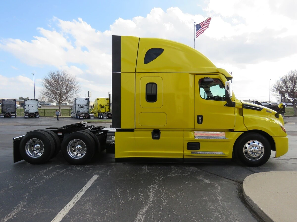 2022 Freightliner Cascadia - image 9