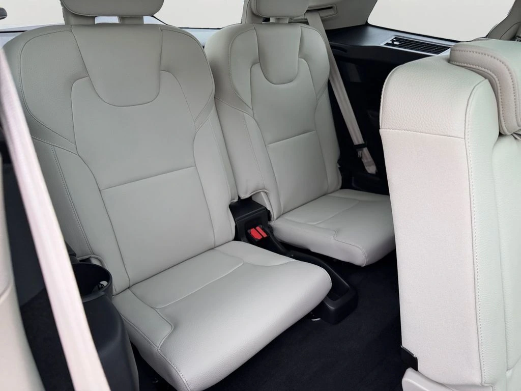 2025 Volvo - image 9