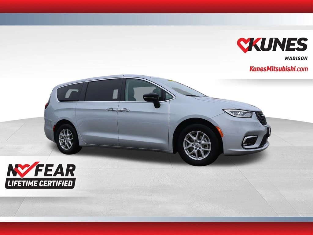 2024 Chrysler Pacifica Touring L's photo