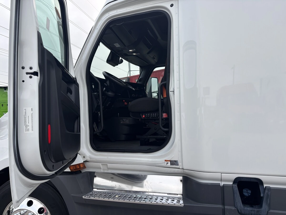 2023 Freightliner Cascadia - image 9