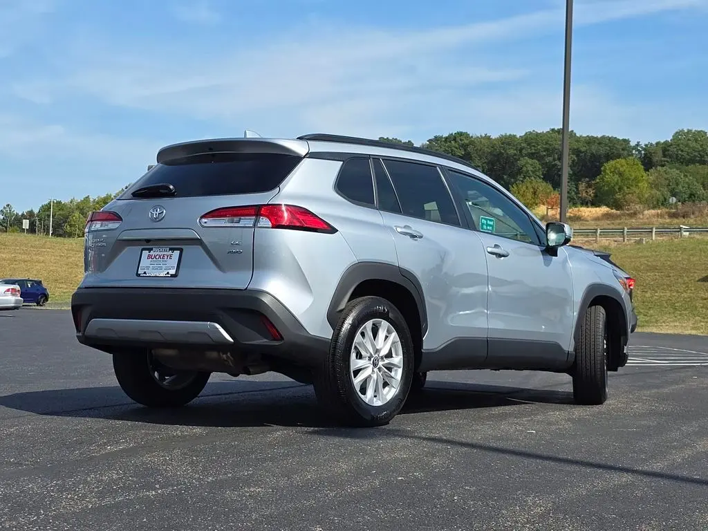 2024 Toyota Corolla Cross LE photo 16